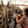 Sản xuất tại làng nghề gốm Bàu Trúc. (Ảnh: Danh Lam/TTXVN)