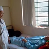 Bác sỹ Thủy chữa bệnh cho bệnh nhân. (Ảnh: Lê Việt Dũng/Vietnam+)