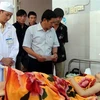 Ông Nguyễn Hữu Hải, Phó Chủ tịch thường trực UBND tỉnh Kon Tum đến thăm, động viên các nạn nhân vụ tai nạn. (Nguồn: Tiền Phong)