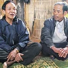 Nghệ nhân dân gian Mấu Quốc Tiến (phải) trong một chuyến đi điền dã để ghi lại những lời hát ru của người Raglai. (Nguồn: baokhanhhoa.com.vn)