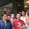 Đại diện Đại sứ quán gặp gỡ thủy thủ bị nạn. (Ảnh: Quang Sơn-Việt Hùng/Vietnam+)