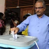 Đương kim đồng thời là ứng cử viên Tổng thống Jose Ramos-Horta bỏ phiếu tại điểm bầu cử ở Dili. (Nguồn: AFP/TTXVN)