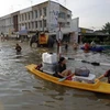 Người dân di chuyển trong một trận lụt tại Thái Lan tháng 10/2011. (Nguồn: Reuters)