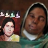 Hình ảnh một nạn nhân trước(trái) và sau khi bị tấn công bằng axit tại Multan, ngày 16/3. (Nguồn: AFP/TTXVN)
