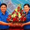 Ban bí thư Trung ương Đoàn TNCM Lào tặng hoa chúc mừng. (Ảnh: Hoàng Chương/Vietnam+)