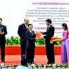 Lãnh đạo tỉnh Quảng Ninh trao giấy phép đầu tư. (Ảnh: Mạnh Khánh/Vietnam+)