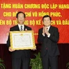 Chủ tịch nước Trương Tấn Sang trao tặng Huân chương Độc lập Hạng Nhất cho nguyên Bộ trưởng Võ Hồng Phúc. (Ảnh: Doãn Tấn/TTXVN)