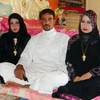 Abdul Rahman Nayef al-Obeidi và hai người vợ. (Nguồn: gulfnews.com)
