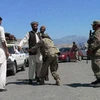Lực lượng an ninh Afghanistan kiểm tra hành khách tại một chốt kiểm soát ở thành phố Jalalabad, tỉnh Nangarhar ngày 3/5. (Nguồn: AFP/TTXVN)