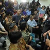 Những người thân của các nạn nhân vụ tai nạn máy bay nghe tin tức về vụ tai nạn tại sân bay Halim Perdanakusuma ở Jakarta ngày 10/5. (Nguồn: AFP/TTXVN)