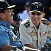 Tư lệnh các lực lượng vũ trang Singapore, Tướng Neo Kian Hong và người đổng cấp Indonesia, Đô đốc Agus Suhartono xem lễ kỷ niệm. (Nguồn: straitstimes.com)