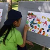 Các học sinh tiểu học thi vẽ tranh bảo vệ môi trường. (Ảnh: Trần Lê Lâm/Vietnam+) 