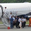 Gia đình Jolie-Brad đến Côn Đảo bằng máy bay của Air Mekong. (Nguồn: Vnexpress)