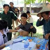 Khám sàng lọc cho bệnh nhân bị viêm da bàn tay, bàn chân tại xã Ba Điền. (Ảnh: Thanh Long/TTXVN)