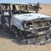 Một chiếc xe bị đốt cháy tại khu vực xảy ra vụ phá hủy đường ống dẫn khí ở gần Mayfaa, tỉnh Shabwa, đông nam Yemen. (Nguồn: AFP/TTXVN)