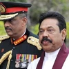 Tổng thống Sri Lanka Mahinda Rajapakse (phải) và ông Sarath Fonseka tại lễ kỷ niệm 60 năm ngày thành lập quân đội Sri Lanka ở Colombo ngày 17/10/2009. (Nguồn: AFP/TTXVN)