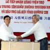 Đại sứ Hàn Quốc trao hàng viện trợ tại Trung tâm Điều dưỡng Thương binh và Bảo trợ xã hội tỉnh Quảng Trị. (Ảnh: Hồ Cầu/TTXVN)