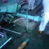 Công nhân nhà máy điện Fukushima 1 khắc phục sự cố rò rỉ nước nhiễm phóng xạ tại lò phản ứng số 3 ngày 11/5/2011. (Nguồn: AFP/TTXVN)