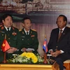 Bộ trưởng Quốc phòng Phùng Quang Thanh gặp song phương Bộ trưởng Quốc phòng Campuchia Tea Banh. (Ảnh: Trần Chí Hùng/Vietnam+)