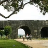 Cổng phía Nam - cổng lớn và đẹp nhất trong 4 cổng của Thành nhà Hồ, với cửa giữa cao 8m, rộng 5,8m và hai cửa bên cao 7,8m, rộng 5m. (Ảnh: TTXVN)