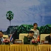 Bộ trưởng Quốc phòng VN Phùng Quang Thanh cùng các đồng cấp ASAN ký tuyên bố chung. (Ảnh: Trần Chí Hùng/Vietnam+) 