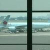 Chiếc máy bay Air Canada 001 sau khi hạ cánh khẩn cấp. (Nguồn: dailymail.co.uk)