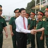 Chủ tịch nước Trương Tấn Sang thăm cán bộ, chiến sĩ Lữ đoàn Phòng không 297. (Ảnh: Nguyễn Khang/TTXVN)