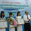Ba nữ sinh trường THPT Chuyên Thái Nguyên nhận giải nhất cuộc thi. (Nguồn: Dân Trí)