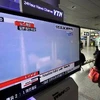 Truyền hình Hàn Quốc cập nhật thông tin về diễn biến sự cố tại nhà máy điện hạt nhân Fukushima số 1 của Nhật Bản tại nhà ga xe lửa ở thủ đô Seoul (Hàn Quốc) ngày 16/3/2011. (Nguồn: AFP/TTXVN)