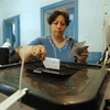 Cử tri bỏ phiếu tại điểm bầu cử ở Cairo ngày 16/6. (Nguồn: AFP/TTXVN)