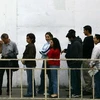 Người Mexico xếp hàng tại Tijuana, cửa khẩu biên giới Mỹ (Nguồn: Reuters)