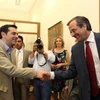 Lãnh đạo Đảng Dân chủ mới Antonis Samaras (phải) trong cuộc gặp với lãnh đạo Đảng Syriza về thứ hai Alexis Tsipras (trái) tại Athens ngày 18/6. (Nguồn: THX/TTXVN)