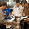 Kiểm tra mặt hàng ô mai bày bán tại cửa hàng 46A đường Nguyễn Chí Thanh quận Ba Đình. (Ảnh: Hữu Oai/TTXVN)