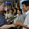 Học viên chương trình du học bằng ngân sách nhà nước (đề án 322) đợt 1 năm 2011 nhận giấy chứng nhận sau khóa học tại Trung tâm đào tạo khu vực của Seameo VN. (Ảnh do Trung tâm Seameo cung cấp)