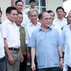Chủ tịch Quốc hội Nguyễn Sinh Hùng với các cử tri huyện Vũ Quang. (Ảnh: Nhan Sáng/TTXVN)