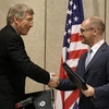 Bộ trưởng Năng lượng Mỹ Daniel Poneman bắt tay Giám đốc Rosatom, ông Sergei Kirienko trong cuộc gặp ngày 26/6. (Nguồn: AP)