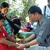 Khám và hội chẩn cho hơn 300 người dân mắc hội chứng viêm da dày sừng lòng bàn tay, bàn chân tại xã Ba Điền, huyện Ba Tơ (Quảng Ngãi). (Ảnh: Thanh Long/TTXVN)