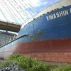Tàu Vinashin Orient Hai Phong INO 9385568 bị mắc kẹt vào gầm cầu Bính. (Ảnh: Tuấn Anh/TTXVN)