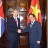 Thứ trưởng Nguyễn Thanh Sơn và Quốc vụ khanh Jeremy Browne tại Diễn đàn đối thoại Việt-Anh. (Ảnh: An Đăng/TTXVN)
