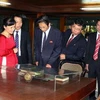 Đoàn đại biểu Ủy ban Trung ương Mặt trận Dân chủ Thống nhất Tổ quốc Triều Tiên đến thăm nơi ở và làm việc của Chủ tịch Hồ Chí Minh. (Ảnh: Nguyễn Dân/TTXVN)