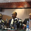 Trưởng đoàn đàm phán Nam Sudan Pagan Amum (trái) và Bộ trưởng Quốc phòng Sudang Abdel-Rahim Mohamed Hussein (giữa) tại vòng đàm phán ngày 7/7. (Nguồn: AFP/TTXVN)