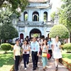 Đoàn đại biểu tham quan khu di tích Văn Miếu-Quốc Tử Giám (Ảnh: Dương Giang/TTXVN)