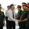 Chủ tịch nước Trương Tấn Sang thăm cán bộ và chiến sỹ Bộ Tư lệnh Quân khu 9. (Ảnh: Nguyễn Khang/TTXVN)