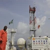 Một công nhân của Shell đứng trước biển chào đến mỏ dầu Bonga. (Nguồn: AP)