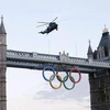 Trực thăng Hải quân Hoàng gia mang đuốc Olympic bay tháp Bridge tại London ngày 20/7. (Nguồn: Reuters)