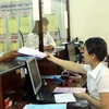 Trả hồ sơ cho người nộp thuế tại cục thuế Đắk Lắk. (Ảnh: Hoàng Hùng/TTXVN)