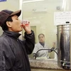 Bệnh nhân uống Methadone tại cơ sở điều trị cai nghiện ma túy bằng Methadone ở quận Lê Chân, thành phố Hải Phòng. (Ảnh: Doãn Tấn/TTXVN)