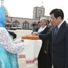 Người dân Khu tự trị Nenetskiy mời Chủ tịch nước Trương Tấn Sang dùng bánh mỳ muối theo truyền thống của địa phương. (Ảnh: Nguyễn Khang/TTXVN)