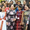 Phó Chủ tịch nước Nguyễn Thị Doan với các nữ sinh được nhận học bổng Vừ A Dính. (Ảnh: Dương Giang/TTXVN)