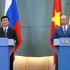 Tổng thống Liên bang Nga Vladimir Putin và Chủ tịch nước Trương Tấn Sang gặp gỡ báo chí sau khi hội đàm. (Ảnh: Nguyễn Khang/TTXVN)